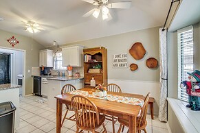 5 Mi to University of Oklahoma: Home w/ Patio!