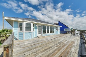 Beachfront Home w/ Pool Access in Galveston!