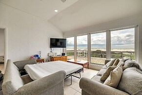 Beachfront Home w/ Pool Access in Galveston!