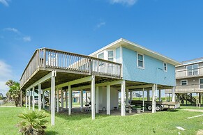 Beachfront Home w/ Pool Access in Galveston!