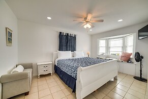 Beachfront Home w/ Pool Access in Galveston!