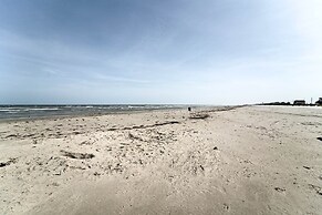 Beachfront Home w/ Pool Access in Galveston!