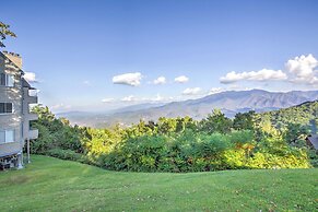 2 Mi to Ober Mountain: Gatlinburg Condo w/ Balcony
