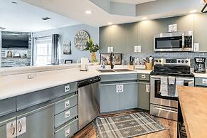 Condo w/ Pool ~ 2 Mi to Table Rock Lake!