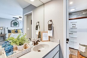 Condo w/ Pool ~ 2 Mi to Table Rock Lake!