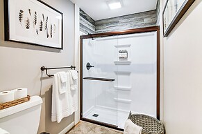 Condo w/ Pool ~ 2 Mi to Table Rock Lake!