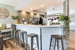 Condo w/ Pool ~ 2 Mi to Table Rock Lake!