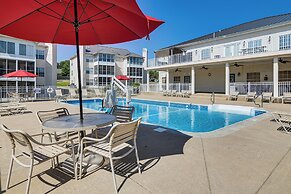 Condo w/ Pool ~ 2 Mi to Table Rock Lake!