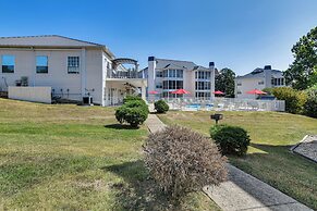 Condo w/ Pool ~ 2 Mi to Table Rock Lake!