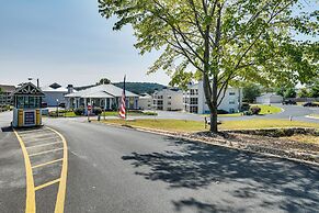 Condo w/ Pool ~ 2 Mi to Table Rock Lake!