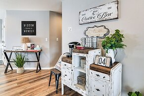 Condo w/ Pool ~ 2 Mi to Table Rock Lake!