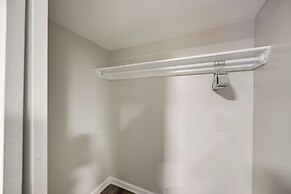 Walkable Elmont Studio: 19 Mi to New York City!