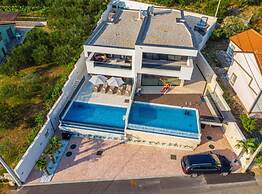 Lorena Stylish Sea View Villa