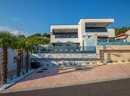 Lorena Stylish Sea View Villa