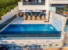 Lorena Stylish Sea View Villa