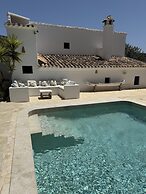 Cactus & Almonds Beautiful Holiday Hideaway