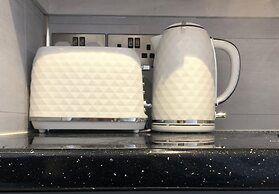 The Boatyard Glamping Lodges-fairline Lodge