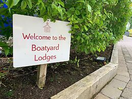 The Boatyard Glamping Lodges-fairline Lodge