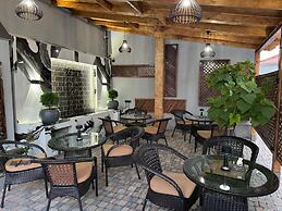 Luxe Plaza Hotel near EVN Zvartnots airport