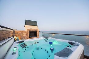 Malibu Beach House Bliss by Avantstay Beachfront + Private Beach Acces