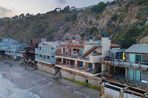Malibu Beach House Bliss by Avantstay Beachfront + Private Beach Acces