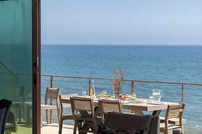 Malibu Beach House Bliss by Avantstay Beachfront + Private Beach Acces