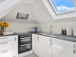 Apartment in Wembley by Belvilla