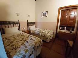 Villa-sleeps4-parking-garden-pool-nearairport
