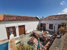 Villa-sleeps4-parking-garden-pool-nearairport