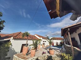 Villa-sleeps4-parking-garden-pool-nearairport