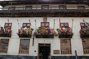 Villa-sleeps4-parking-garden-pool-nearairport