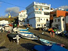 Villa-sleeps4-parking-garden-pool-nearairport