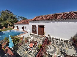 Villa-sleeps4-parking-garden-pool-nearairport