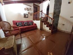 Villa-sleeps4-parking-garden-pool-nearairport