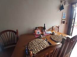 Villa-sleeps4-parking-garden-pool-nearairport