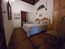 Villa-sleeps4-parking-garden-pool-nearairport