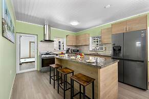 Renovated 4br2ba w Private Pool in Prime Location