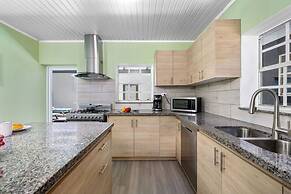 Renovated 4br2ba w Private Pool in Prime Location