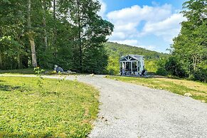 Franklin Cottage: Deck w/ Blue Ridge Mtn Views!
