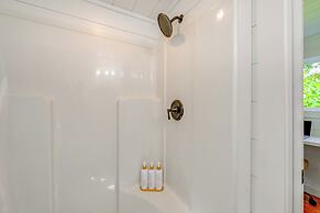 Franklin Cottage: Deck w/ Blue Ridge Mtn Views!