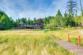 Washington Gem on 8.5 Acres: Clamming Nearby!