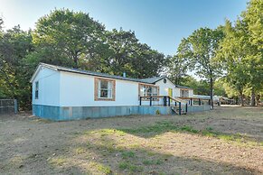 Home w/ Fire Pit & Foosball in Lake Texoma!