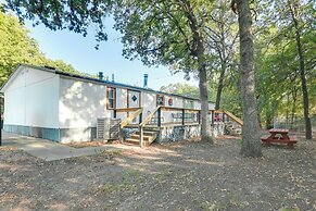 Home w/ Fire Pit & Foosball in Lake Texoma!