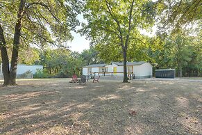 Home w/ Fire Pit & Foosball in Lake Texoma!