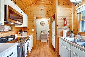'bear Acres Getaway' Cabin w/ Deck in Townsend!