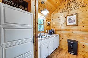 'bear Acres Getaway' Cabin w/ Deck in Townsend!