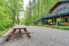 'bear Acres Getaway' Cabin w/ Deck in Townsend!