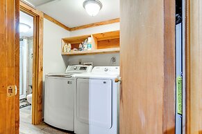 'bear Acres Getaway' Cabin w/ Deck in Townsend!