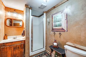 'bear Acres Getaway' Cabin w/ Deck in Townsend!