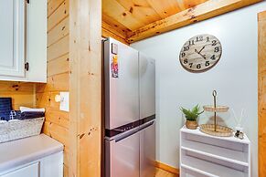 'bear Acres Getaway' Cabin w/ Deck in Townsend!